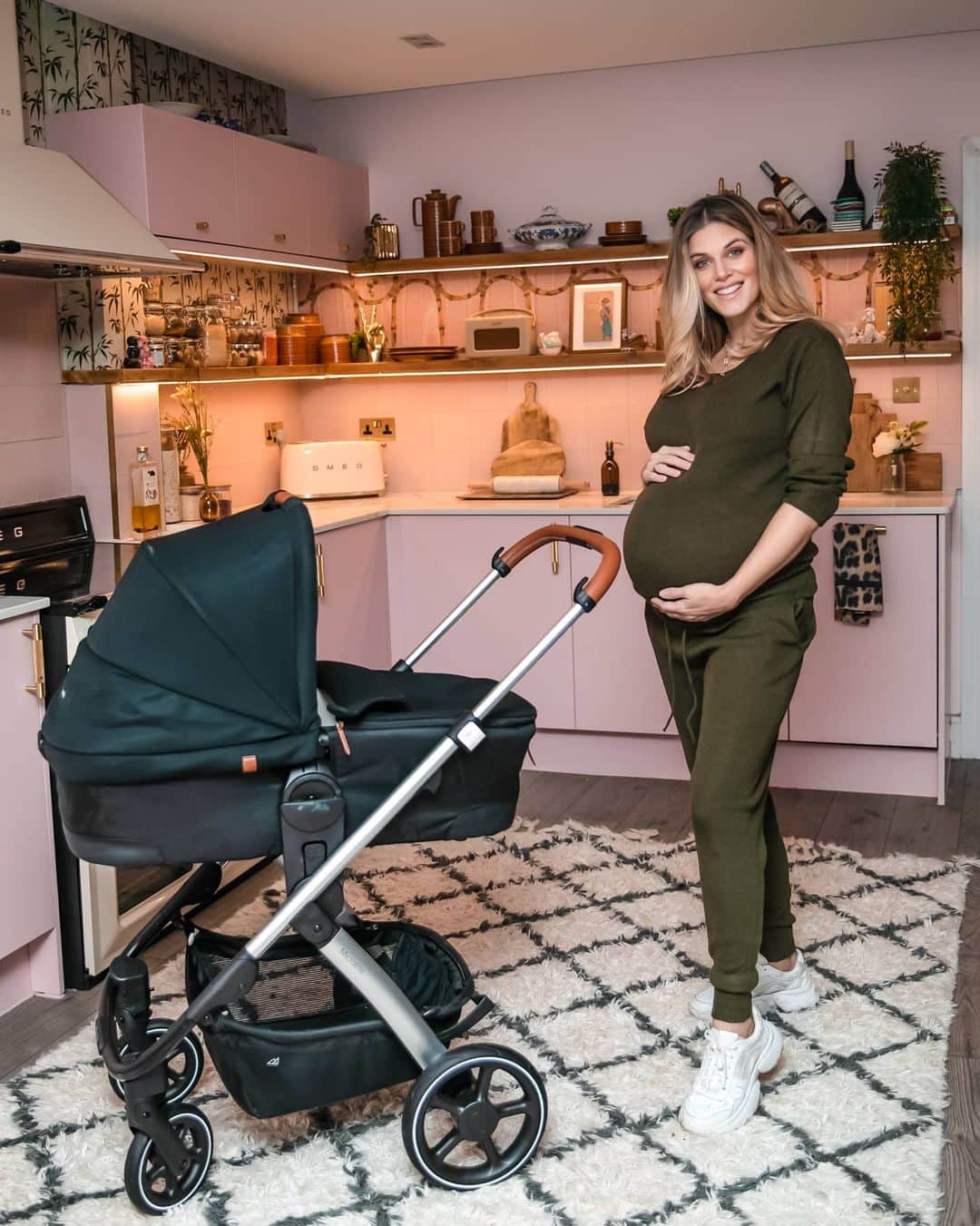 Ashley Jamesさんのインスタグラム写真 - (Ashley JamesInstagram)「We're ready to show you the world baby boy! 🌍🤰🏼 AD: I'm beyond in love with my new pram, so just need the little guy to come out so I can get to use it. I'm really excited to have partnered with @micralite_ to show off this pram, which is the brand new GetGo 3-in-1 travel system.   It's the nicest and most affordable one I've found out there, but it's also got so many amazing features and functions. It's super easy to use, has adjustable handles (perfect for Tommy and I being different heights), is very easy to fold up and store (perfect for our London flat), and it goes from parent to world facing meaning that you can use it from birth all the way up. 🙌  I'm using the Carrycot attachment in this photo, which is an optional accessory you can get as part of a special introductory bundle offer. There's a really soft bamboo lining in the carrycot which is antibacterial and also helps to regulate the temperature. I could honestly go on and on because I just love it so much, and am probably just so excited now to get to use it! But one last thing worth mentioning is that Micralite do a 100 Day Test Drive, meaning that you can try it out for 100 days and if you're not totally happy then you get your money back.   Now let's hope I get to take these wheels for a spin before Christmas... 😉 #hurryupbabyboy #micralite」12月18日 4時28分 - ashleylouisejames