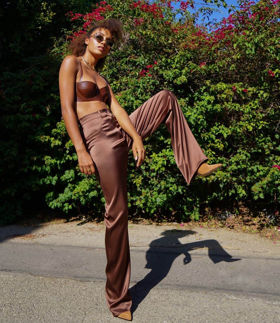 メイジー・リチャードソン・セラーズのインスタグラム：「Stretching or flexxxin 🤔 @cultured_mag ‘ones to watch’ interview out now ✨ thanks for having me! 😘 (Link in bio)  📸 @grace_pickering  💇🏾‍♀️ @marjthestylist  💄 @aaronpaulbeauty  👗 @itsamandalim」