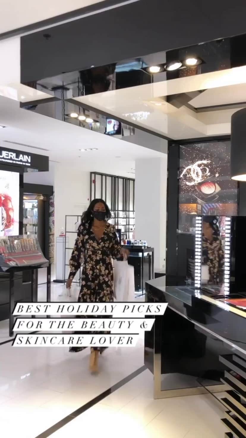 Clarins Canadaのインスタグラム：「Still looking for Christmas gifts? Just like @dominique.baker, offer your loved ones beauty treats by shopping Clarins skin care & make-up at @hudsonsbay. __________ À la recherche de vos derniers cadeaux de Noël ? Faites comme @dominique.baker et offrez un peu de douceur à vos proches en magasinant les soins Clarins chez @hudsonsbay. . . . #Clarins #ItsAllAboutYou #ChristmasWithClarins #ClarinsHoliday #SweetHoliday #HBBeauty #LBHBeaute」