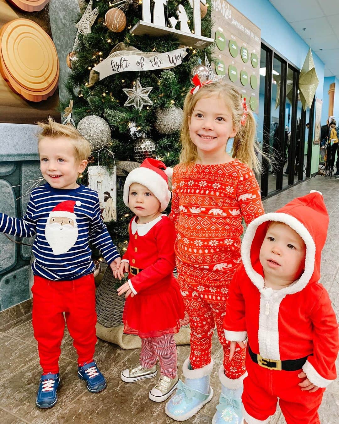 カーリー・パターソンのインスタグラム：「Christmas cousins🎅🏼❤️ insta vs. reality」