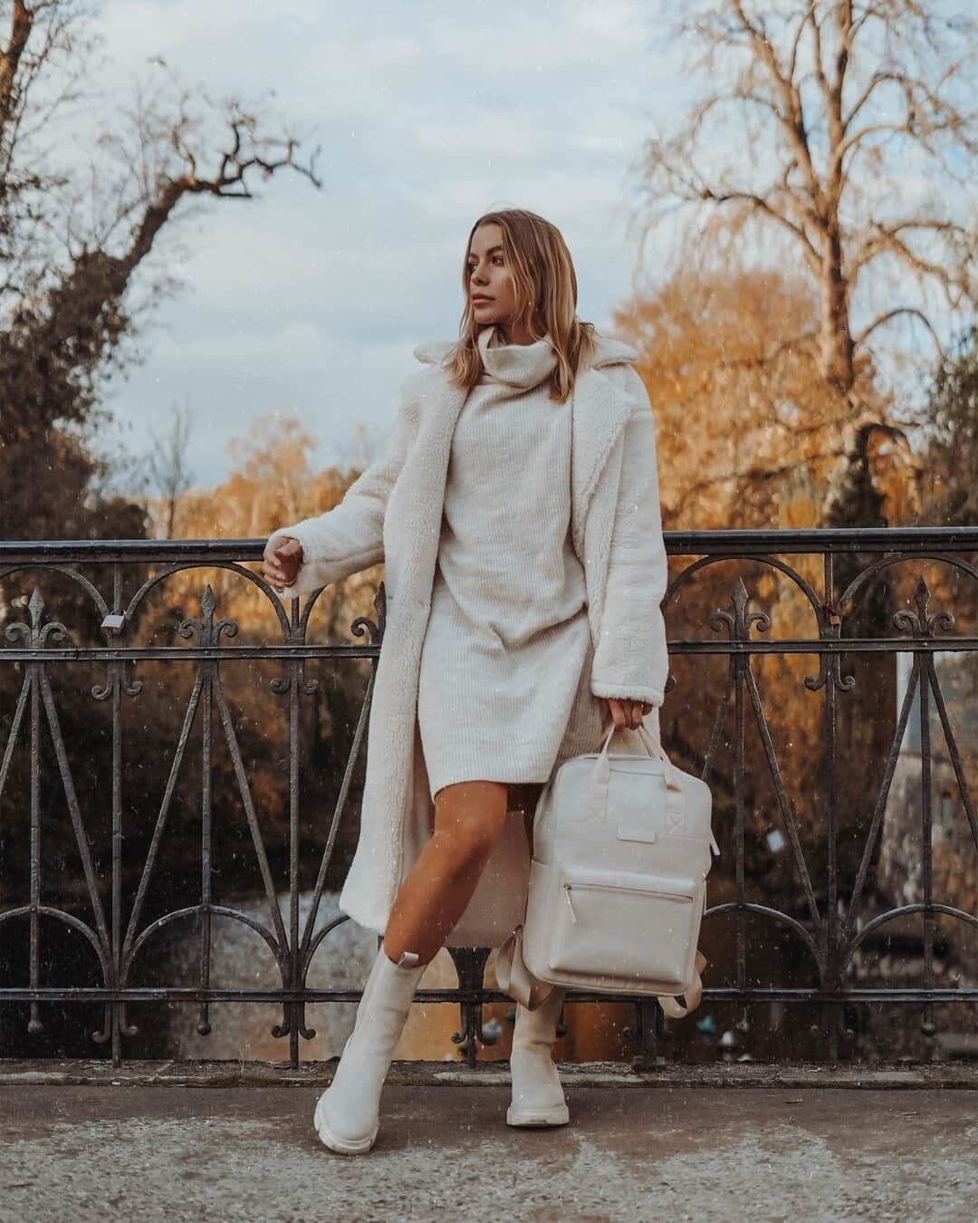 Kapten & Sonさんのインスタグラム写真 - (Kapten & SonInstagram)「ADVENT CALENDAR GIVEAWAY! 🎁 Discover our current story for our daily advent calendar gift!  'Matching the cold season.' 🐻 Stylish and cozy winter look by @lara_theresa on the go with our backpack Bergen "Sandstone". 💛 Any guesses what's in our advent calender today? Make sure to check our story! #bekapten #kaptenandson⁠ .⁠ .⁠ .⁠ #backpack #xmas #walk #christmas #coldseason #winter #december #style #fashion #giftideas #inspiration」12月18日 4時30分 - kaptenandson
