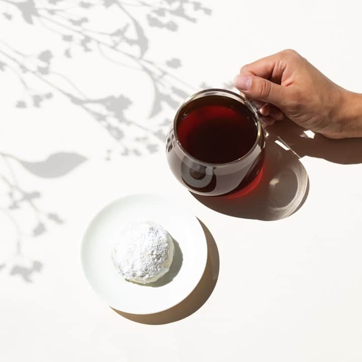 Blue Bottle Coffeeのインスタグラム：「Perfect day for a snowball. ⁠ ⁠ Our Winter Blooms Single Origin’s citrus notes bring out the cardamom in our Snowball Cookie. Together, the duo shines brighter than the season’s twinkling lights. Enjoy the pairing now till December 24 for $6 when you order on the app. ⁠Use our link in bio to download. ⁠」