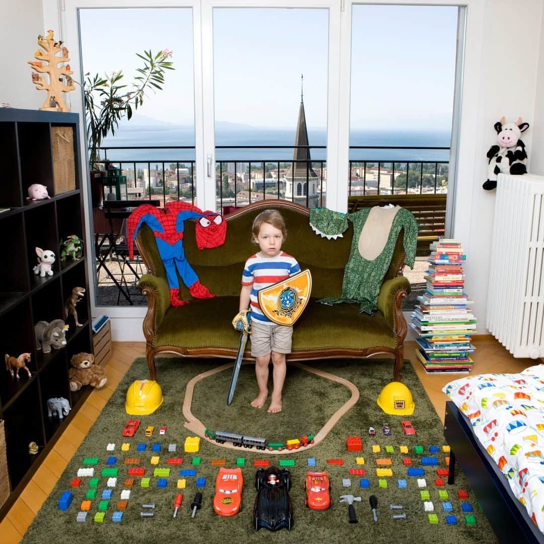 のインスタグラム：「Photo by @gabrielegalimbertiphoto / From my Toy Stories series: This is Julius, 3, from Lausanne, Switzerland. Toy Stories is an ongoing project—wherever I travel in the world, I take portraits of children with their favorite toys. In three years, I've visited over 50 countries, where I've recorded the spontaneous and natural joy that unites kids, despite their diverse backgrounds. Whether the child owns a veritable fleet of miniature cars or a single stuffed monkey, the pride that they have is moving, funny, and thought-provoking. Follow me @gabrielegalimbertiphoto for more photos and stories. #toys #play #kids #child #children」