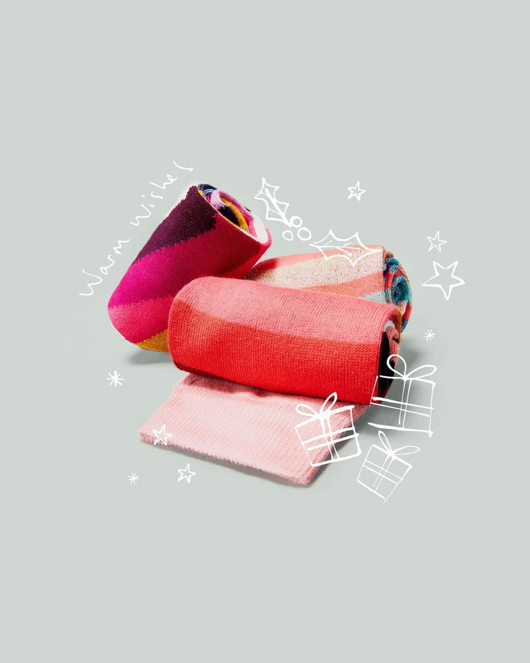ポールスミスさんのインスタグラム写真 - (ポールスミスInstagram)「Shop gifts for any budget from inspiring coffee table books to classic striped socks.   #PaulSmith #socks #gifts #klarna #new」12月18日 4時36分 - paulsmithdesign