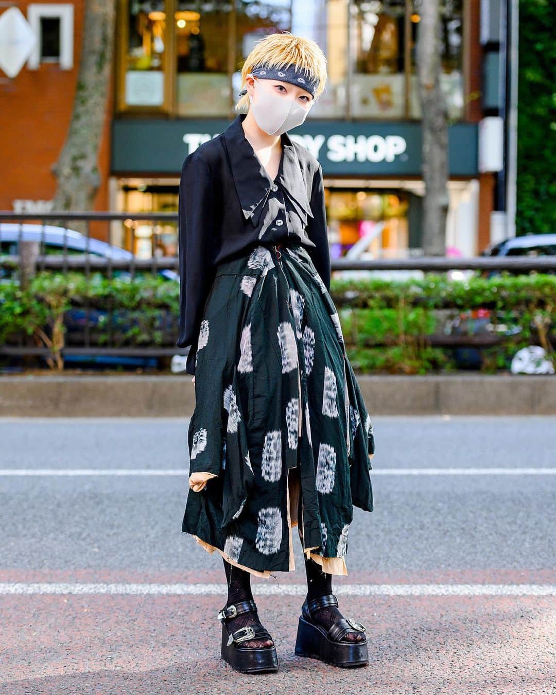 Harajuku Japanさんのインスタグラム写真 - (Harajuku JapanInstagram)「Japanese fashion high school student Airi (@airi1919810) on the street in Harajuku. She’s wearing a top with layered collars, a handmade asymmetrical skirt (made from an old kimono), ripped stockings, and platform sandals.」12月18日 4時44分 - tokyofashion