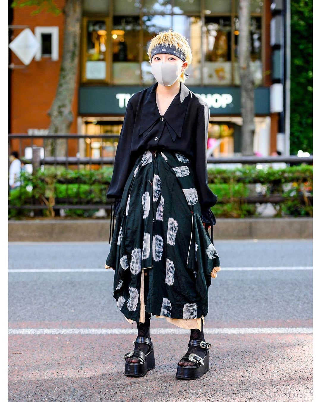 Harajuku Japanさんのインスタグラム写真 - (Harajuku JapanInstagram)「Japanese fashion high school student Airi (@airi1919810) on the street in Harajuku. She’s wearing a top with layered collars, a handmade asymmetrical skirt (made from an old kimono), ripped stockings, and platform sandals.」12月18日 4時44分 - tokyofashion