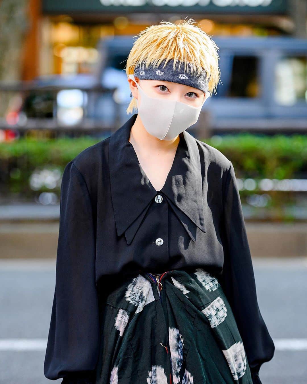 Harajuku Japanさんのインスタグラム写真 - (Harajuku JapanInstagram)「Japanese fashion high school student Airi (@airi1919810) on the street in Harajuku. She’s wearing a top with layered collars, a handmade asymmetrical skirt (made from an old kimono), ripped stockings, and platform sandals.」12月18日 4時44分 - tokyofashion