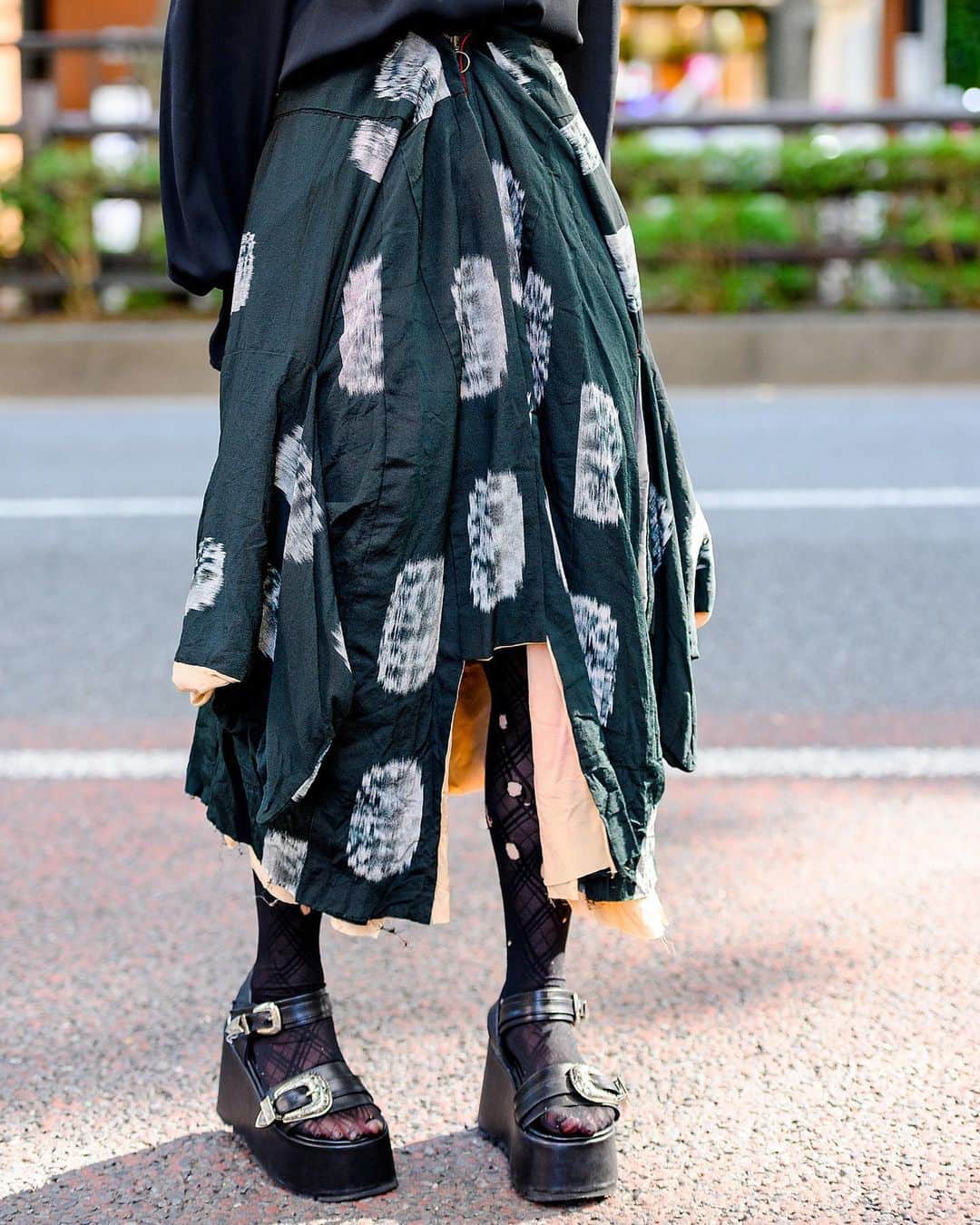 Harajuku Japanさんのインスタグラム写真 - (Harajuku JapanInstagram)「Japanese fashion high school student Airi (@airi1919810) on the street in Harajuku. She’s wearing a top with layered collars, a handmade asymmetrical skirt (made from an old kimono), ripped stockings, and platform sandals.」12月18日 4時44分 - tokyofashion