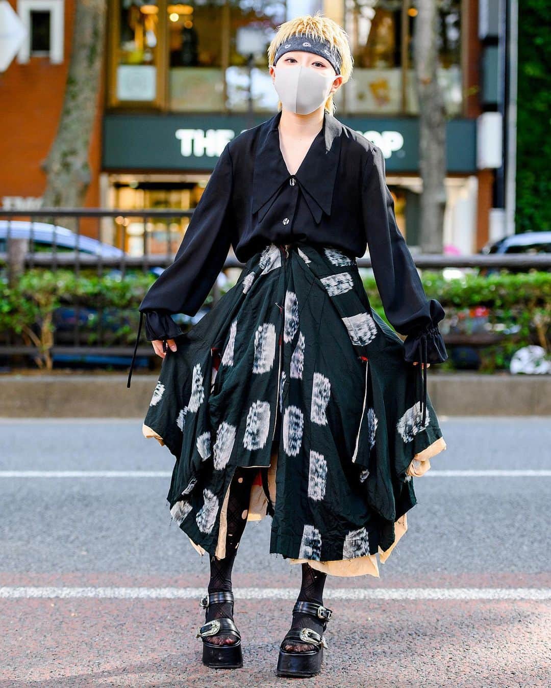 Harajuku Japanさんのインスタグラム写真 - (Harajuku JapanInstagram)「Japanese fashion high school student Airi (@airi1919810) on the street in Harajuku. She’s wearing a top with layered collars, a handmade asymmetrical skirt (made from an old kimono), ripped stockings, and platform sandals.」12月18日 4時44分 - tokyofashion