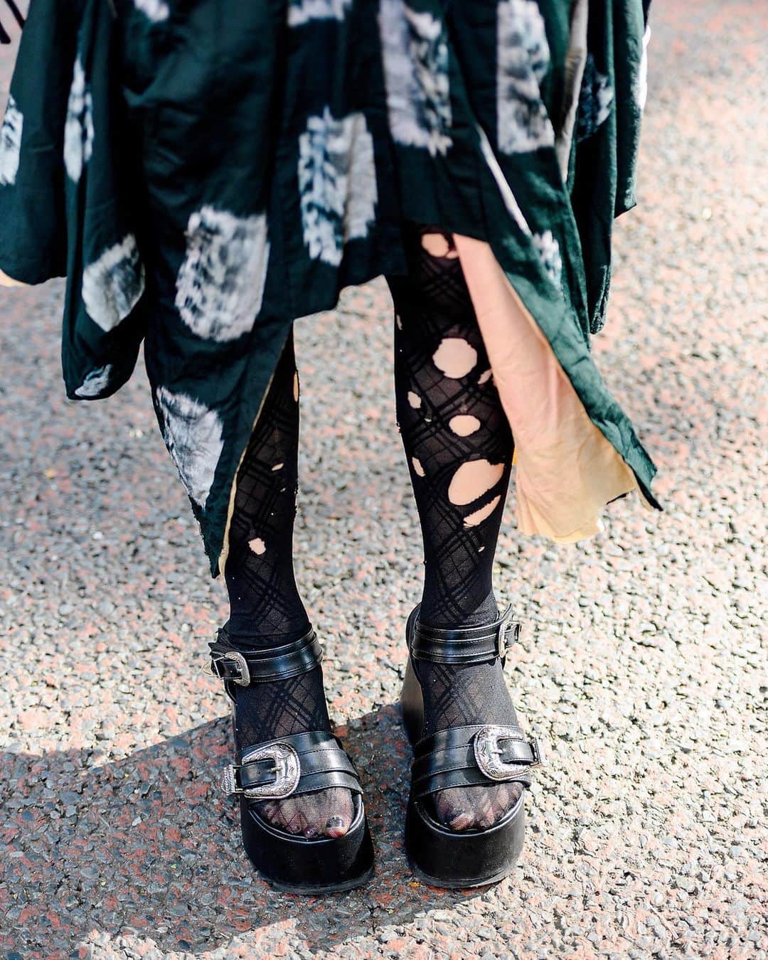 Harajuku Japanさんのインスタグラム写真 - (Harajuku JapanInstagram)「Japanese fashion high school student Airi (@airi1919810) on the street in Harajuku. She’s wearing a top with layered collars, a handmade asymmetrical skirt (made from an old kimono), ripped stockings, and platform sandals.」12月18日 4時44分 - tokyofashion