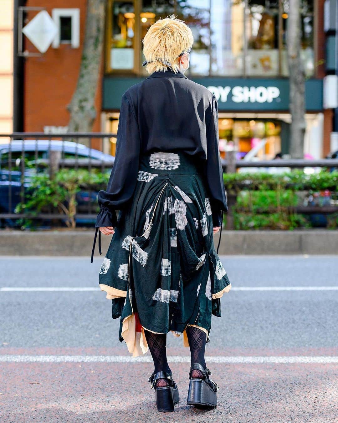 Harajuku Japanさんのインスタグラム写真 - (Harajuku JapanInstagram)「Japanese fashion high school student Airi (@airi1919810) on the street in Harajuku. She’s wearing a top with layered collars, a handmade asymmetrical skirt (made from an old kimono), ripped stockings, and platform sandals.」12月18日 4時44分 - tokyofashion