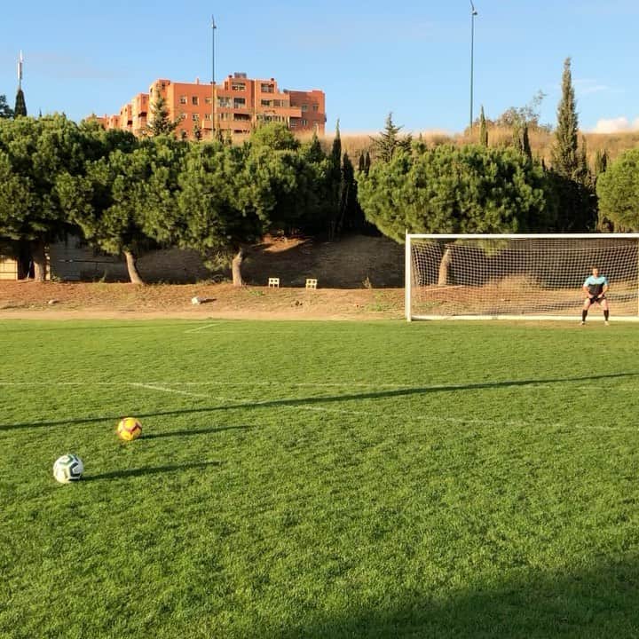 のインスタグラム：「Cada vez mejores sensaciones. Ya huele a hierba! Gracias @agarciasillero_pro @antoniojesus.carrion @eshmunsportclinic y más personas. Estamos más cerca! Recuerdos inolvidables en el Viso. Gracias @josemifutbol」