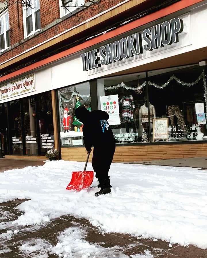ニコール・ ポリッツィのインスタグラム：「Putting my hunnie to work 💁🏽‍♀️ @jlavalle5 @thesnookishop  We were back open tomorrow💋 Happy Snow Day ❄️⛄️」