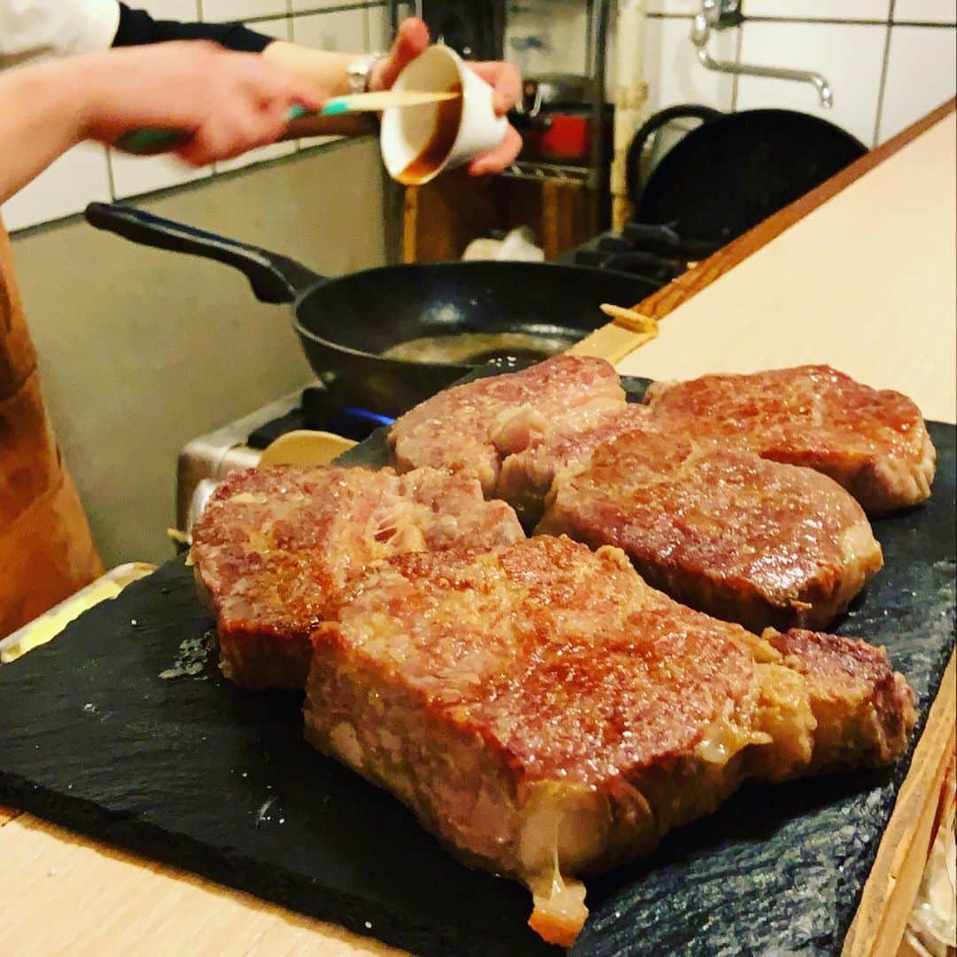 志摩有子さんのインスタグラム写真 - (志摩有子Instagram)「久しぶりの肉焼き師匠　@isam1_takayama シェフのにぼたん酒場。一品目のアルバ産の白トリュフの香りから魅了されっぱなし。メインの熟成肉のステーキはウィスキーのソースで。どのお料理も香りが素晴らしかった。 カウンターで楽しく美味しい時間。  #にぼたん酒場」12月18日 4時52分 - ariko418