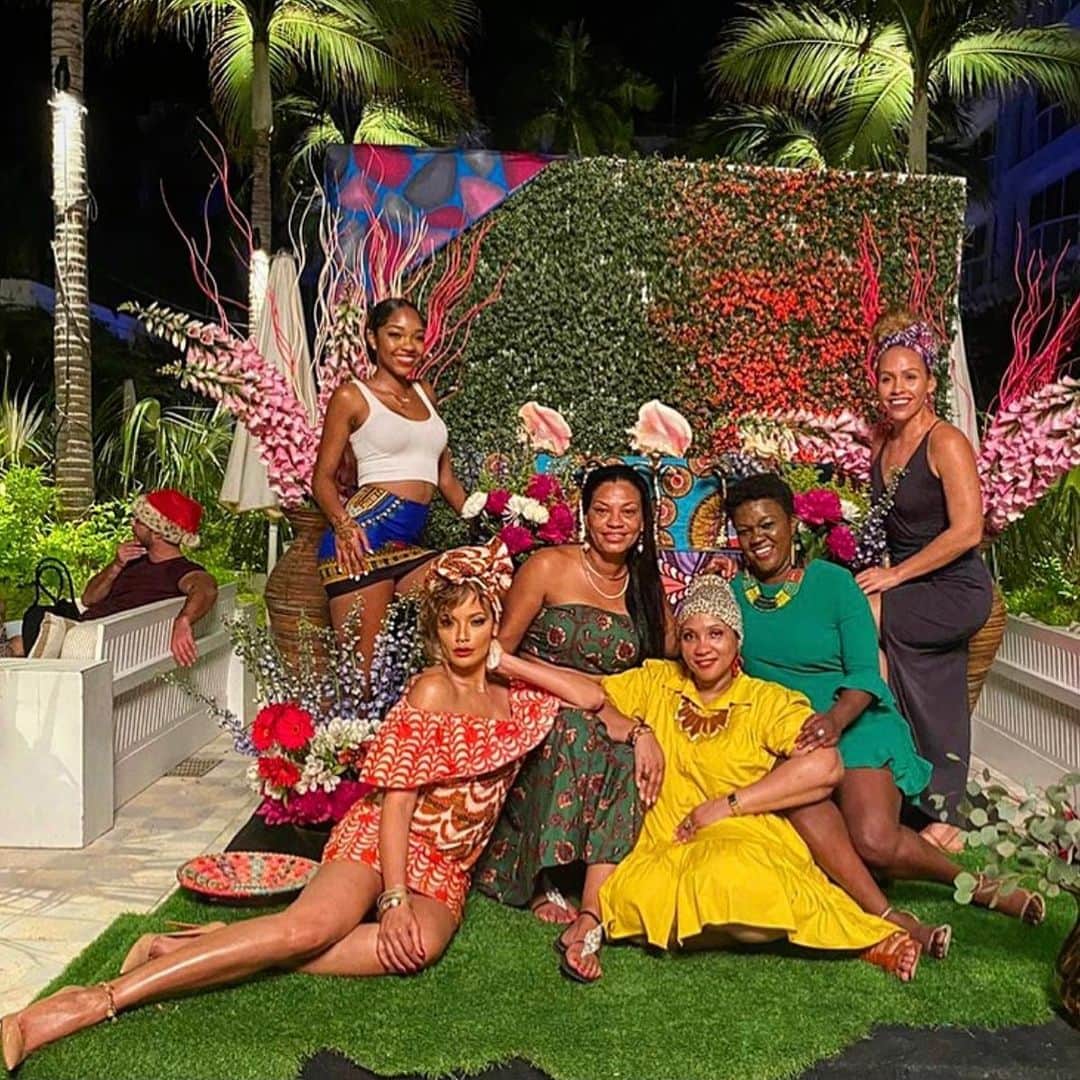 セリタ・エバンクスのインスタグラム：「Much respect to @tillies for continuing to set high standards and embracing the cultural melting pot that is Cayman, all whilst fully respecting the Caymanian people #Nuffrespect This was 🇰🇪#NairobiNight #EastAfrica But we all loved #Bollywood #Habibi #Diadelosmuertos  #Cuban #Carnival Nights! ♥️✨ #ExperienceCayman #Art #Food #Love #Family  #DoIt4ThePeople 🇰🇾 @palmheightsgc @visitcaymanislands #CaymanQueens」
