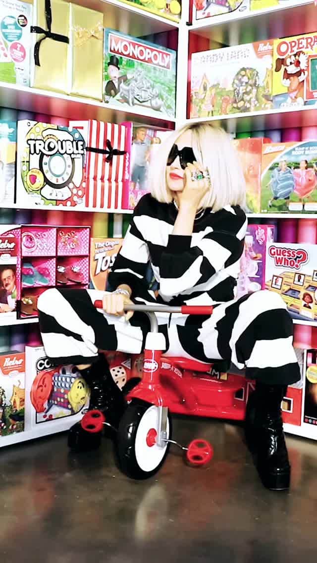 アリス+オリビアのインスタグラム：「Reminding everyone that all of our stores are toy drop off locations this holiday season and all of the toys in our windows will be donated!!! ❤️ 🎁 @goodplusfdn」