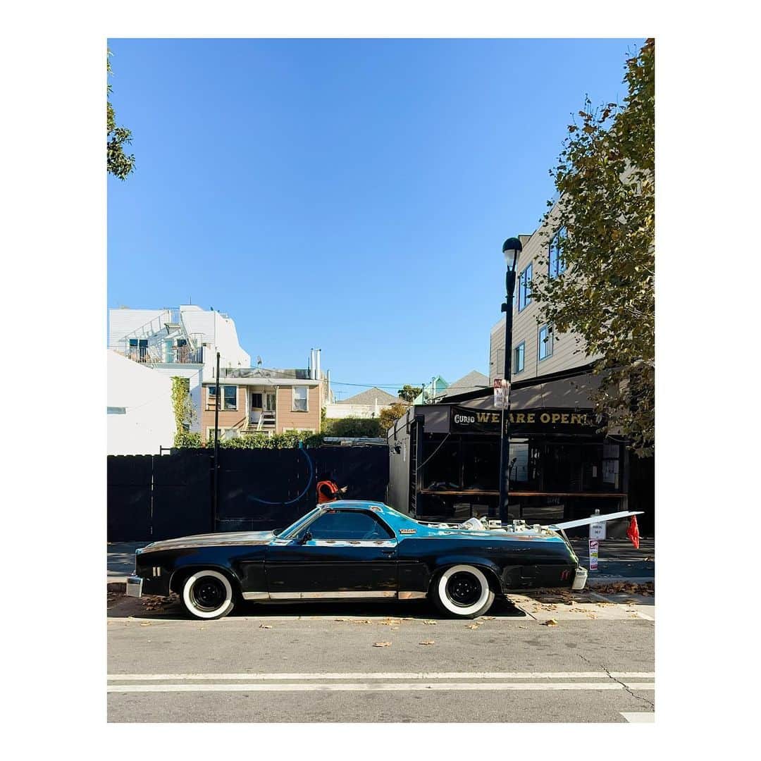 Melissa Santiagoのインスタグラム：「Party in the front; party in the back. 🛻 🎉 🚗   EDIT! 📸: @bulius I lovingly sent him info the middle of the street to capture this. #CarsNTrees #AutosOfTheMission」