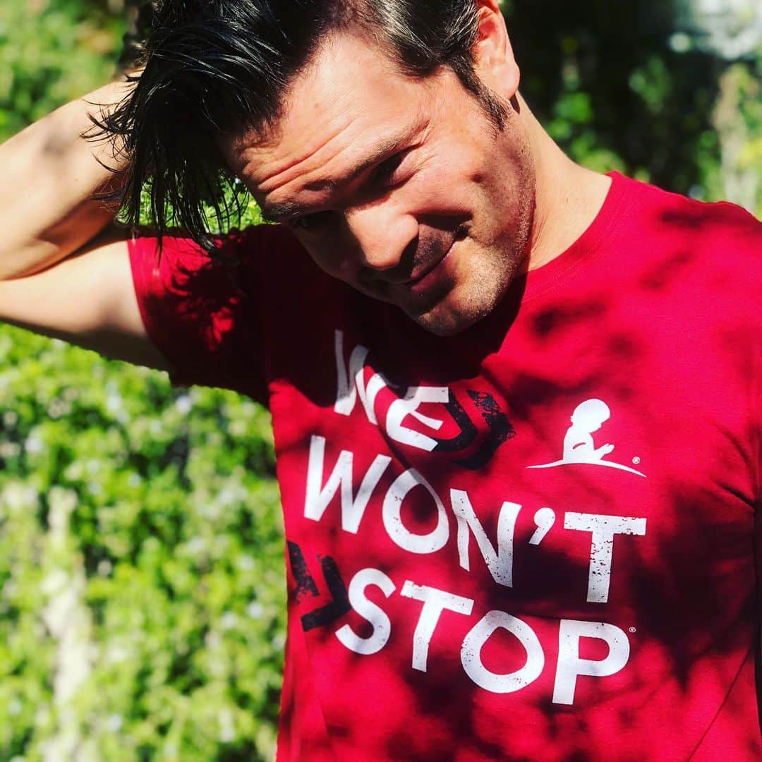 のインスタグラム：「As always I am honored to support @stjude and their #StJudeWontStop life saving mission this holiday season. What an incredible thing that families never receive a bill. Not for treatment, travel, housing, or food! If you want this t-shirt please go to wewontstop.org Thank you....🙂」