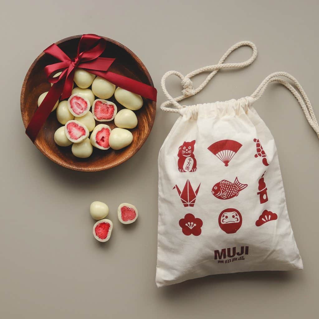 MUJI USAさんのインスタグラム写真 - (MUJI USAInstagram)「A sweet treat for the holidays.  The White Chocolate Strawberry gift bags are back in stock, just in time for the holidays as the perfect stocking stuffer.  Shop in select stores. #muji #mujiusa #stockingstuffers」12月18日 5時00分 - mujiusa