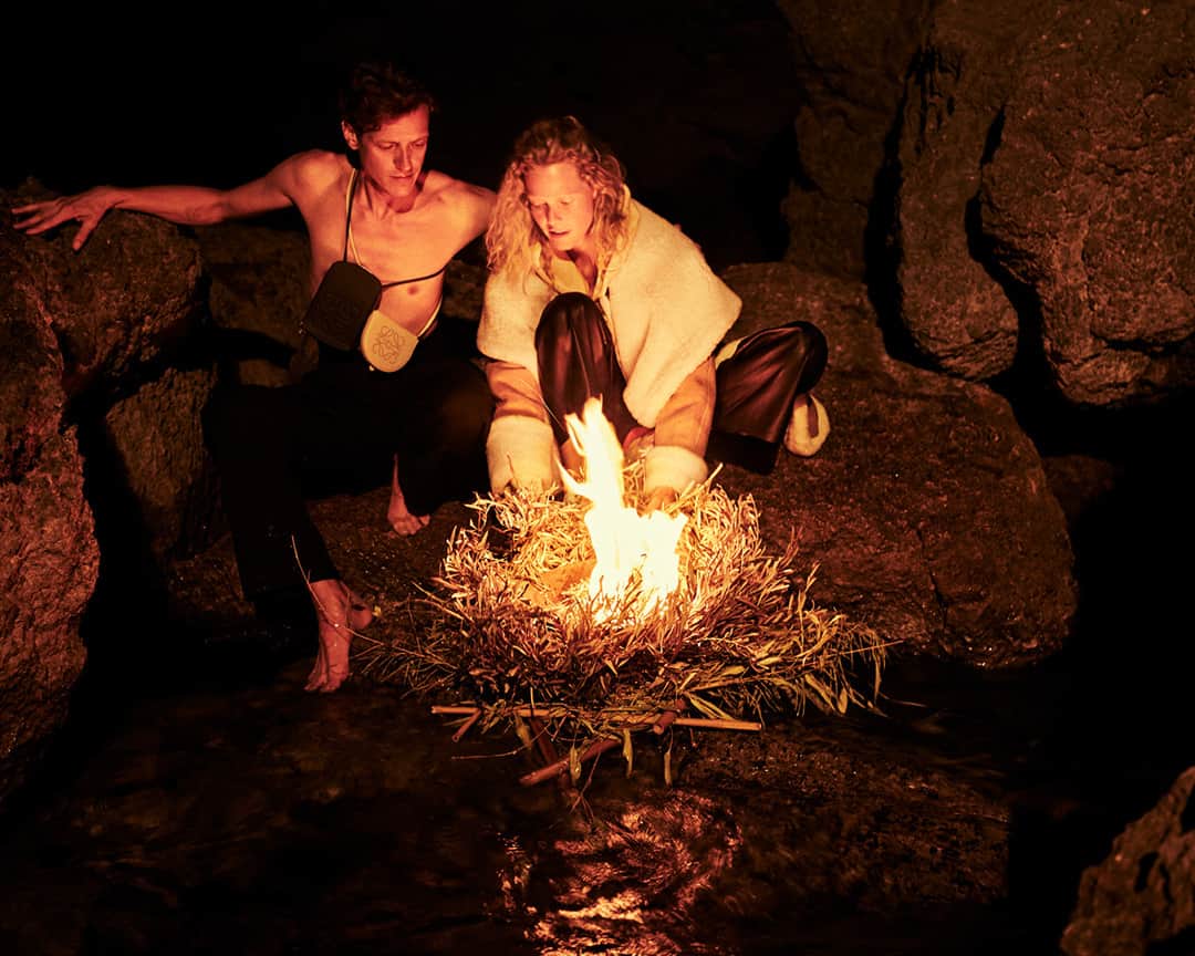 のインスタグラム：「Gathering friends old and new for the holidays, photographer Gray Sorrenti tells a story of Majorcan magic and LOEWE treasure in the island's rocky Balearic coves  loewe.com  #LOEWE #LOEWEgifts」