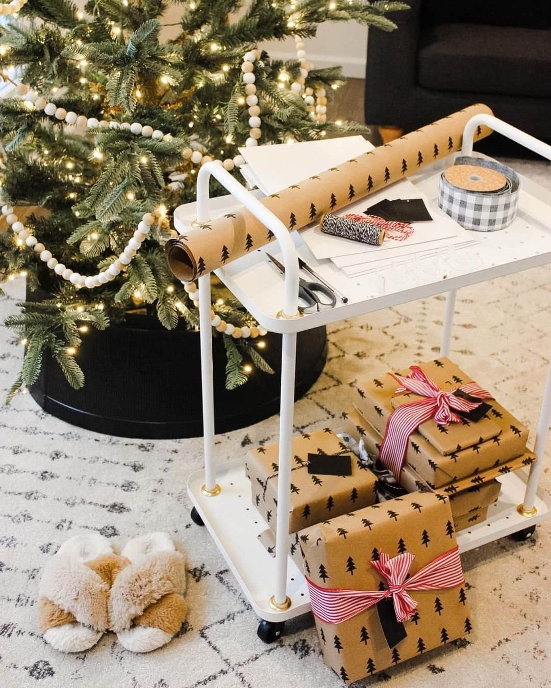 T.J.マックスのインスタグラム：「We’re making our list and checking it twice, because there’s only one more week left! Take home gifts they’ll love today at a store near you – no shipping required! (📷: @rachelschlather)」