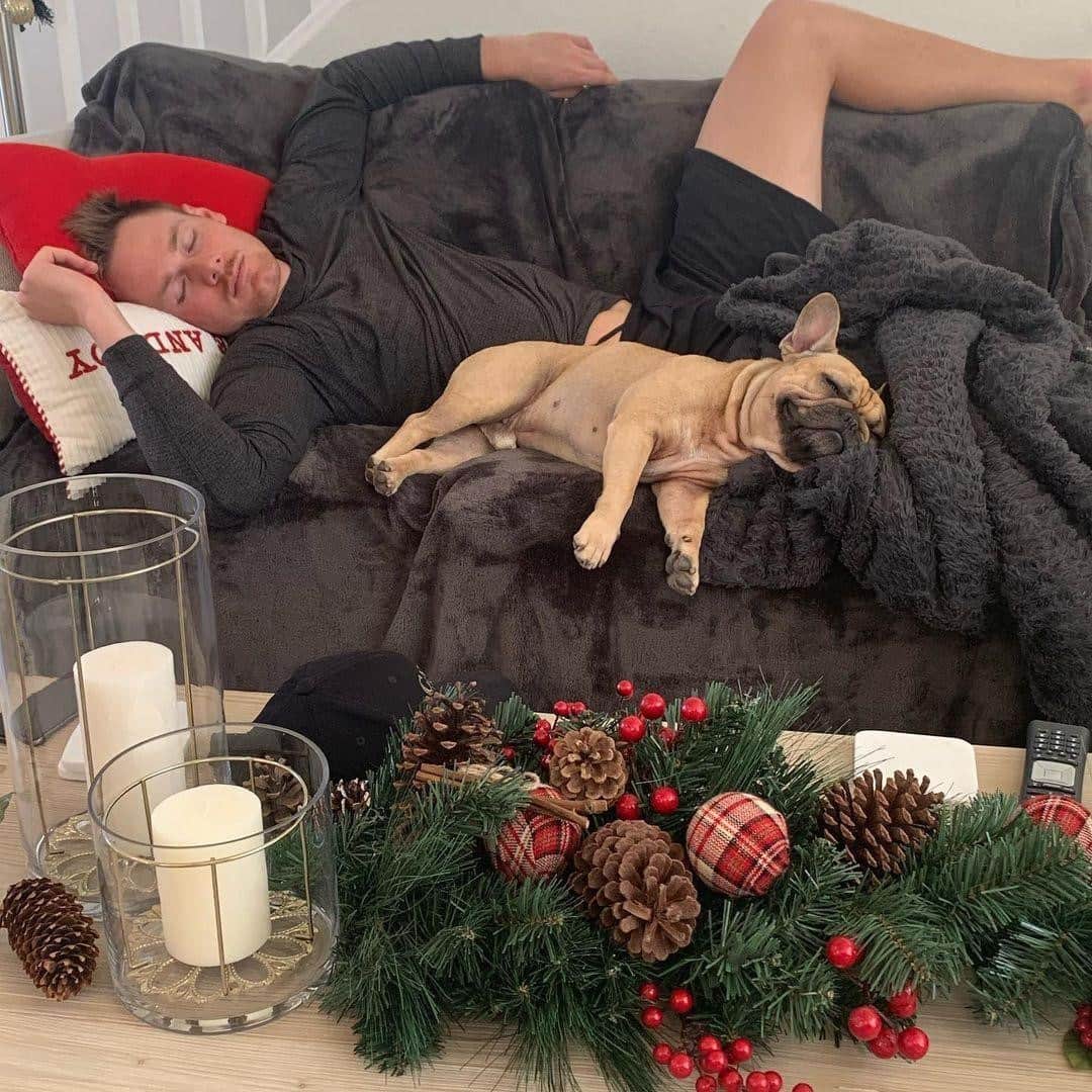 NHLさんのインスタグラム写真 - (NHLInstagram)「Lawson (@lawcrouse) and Butterpig were nestled all snug in their beds, while visions of sugar-plums danced in their heads.  (📸: @butterpigcrouse)」12月18日 5時05分 - nhl