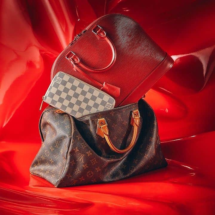 GILTのインスタグラム：「Last-minute holiday shopping? You’ve got this in the bag. Tap the link in bio to shop vintage #LouisVuitton.」