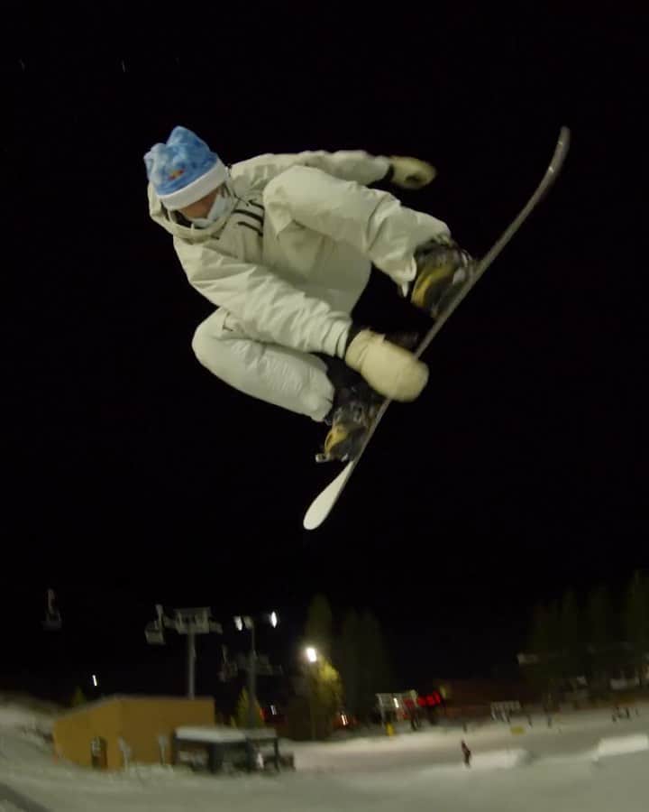 アナログクロージングのインスタグラム：「@markmcmorris and the #BurtonTeam linked up for some park laps at @borealmtn 🔁 Full edit is LIVE via Link In Bio. 🎥: @russell69」