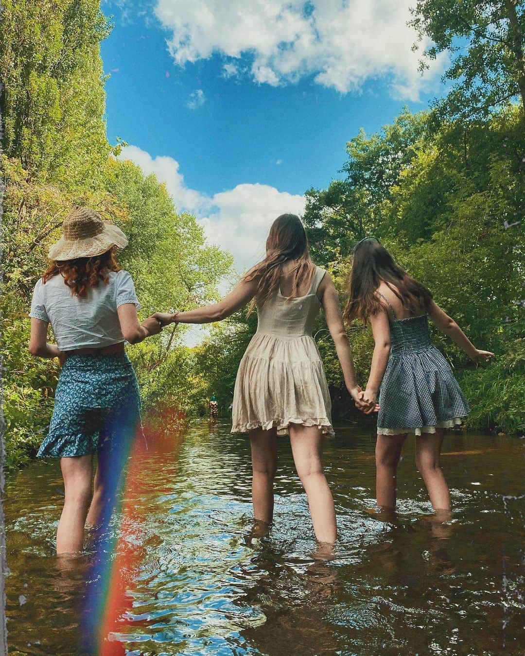 ベッキー・クルーエルのインスタグラム：「oh to be taking a river-stroll 💭」