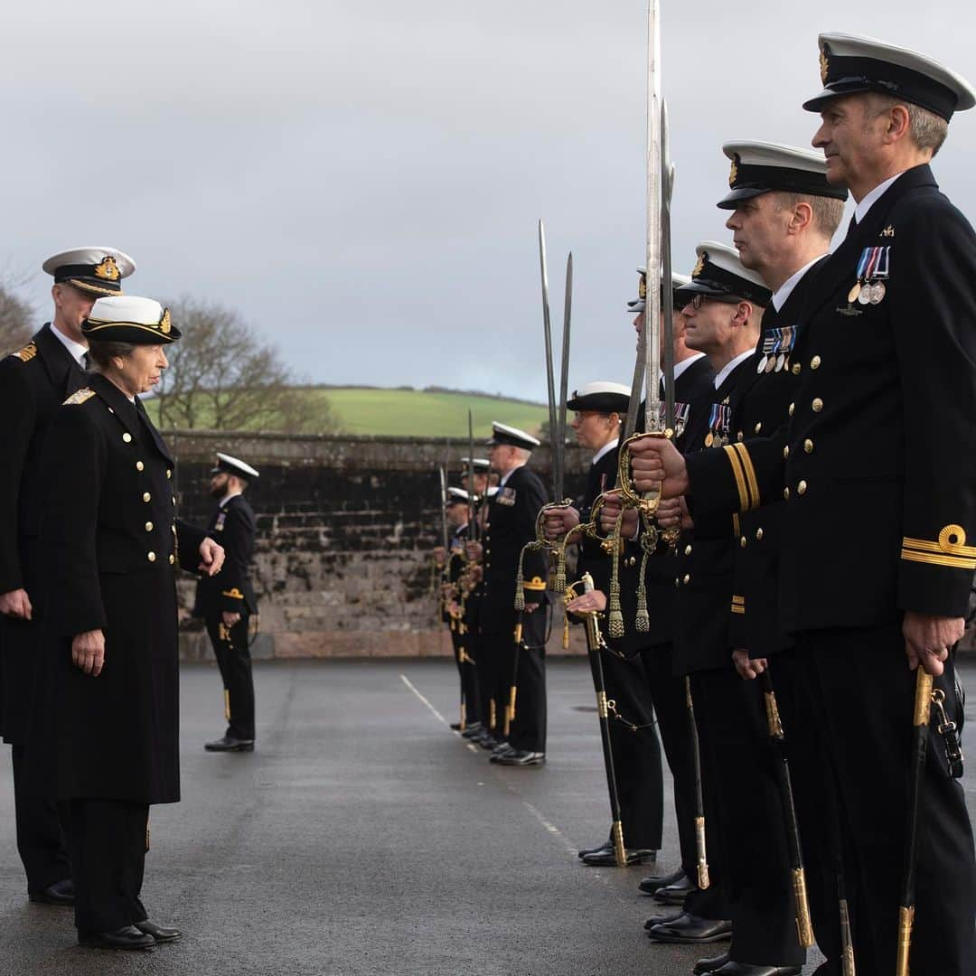 ロイヤル・ファミリーさんのインスタグラム写真 - (ロイヤル・ファミリーInstagram)「⚓️ This morning, The Princess Royal visited Britannia Royal Naval College at Dartmouth to take the salute at Lord High Admiral’s Divisions.  HRH inspected the passing out classes, which for the first time included newly promoted Lieutenants.  The Princess is Chief Commandant for Women in the @royalnavy.」12月18日 5時21分 - theroyalfamily