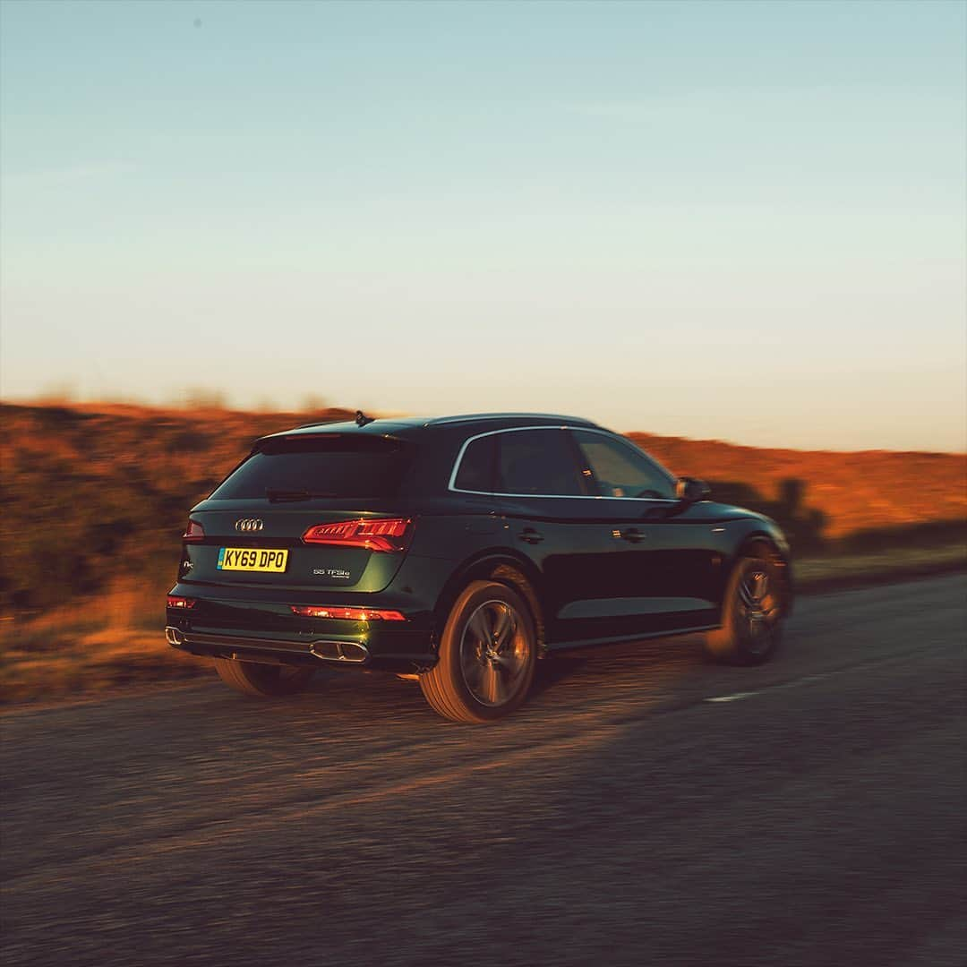 Audiさんのインスタグラム写真 - (AudiInstagram)「We might be losing daylight, but we’re never losing our way. #AudiQ5 #Hybrid #EuroSpec」12月18日 5時15分 - audi