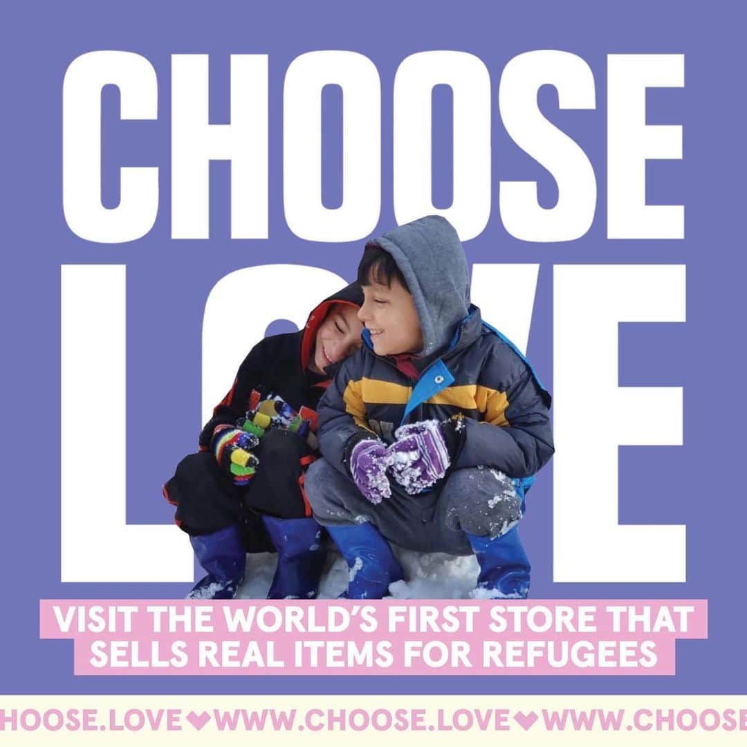 Coldplayのインスタグラム：「Need last minute gift ideas? Please visit https://choose.love where you can buy real items from @chooselove to help the world's refugees.  Give on behalf of a loved one: baby essentials, hot meals, sleeping bags, plus services like medical care, legal aid and LGBTQ+ support. All for families who have fled war and persecution and now face a long, hard winter in emergency camps.  Love c, g, w, j & p  #ChooseLove」