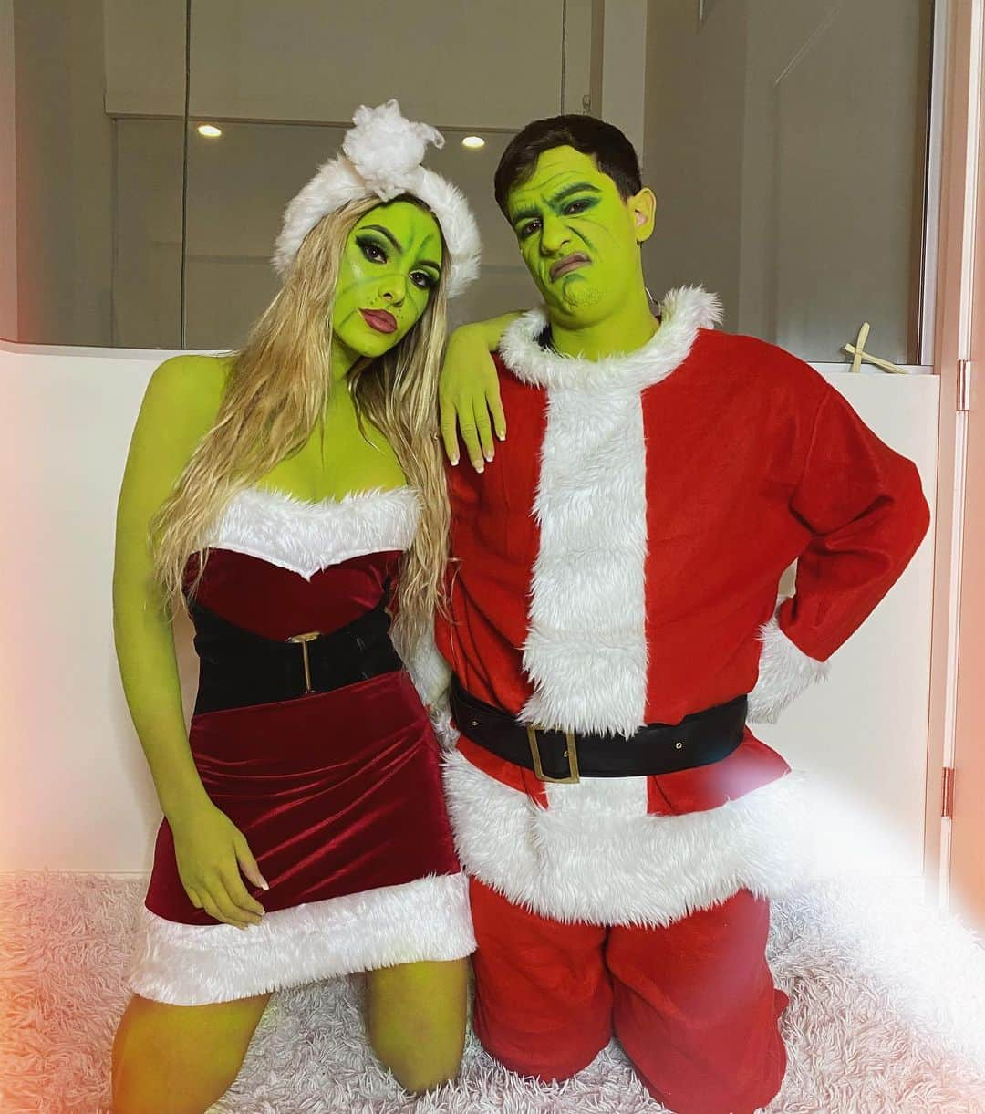 Leleponsさんのインスタグラム写真 - (LeleponsInstagram)「Mr. and Mrs. Grinch or the Hulk lol 💚💚💚」12月18日 5時16分 - lelepons