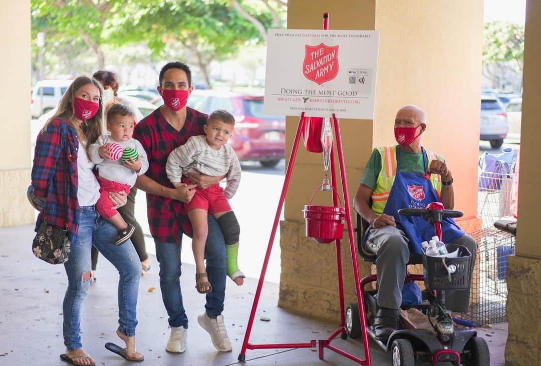 アレクサ・ヴェガさんのインスタグラム写真 - (アレクサ・ヴェガInstagram)「#Sponsored It’s the season of giving and our family is honored to help @salvationarmyus #RescueChristmas for the millions of families in need this year❤️🎄 To make a difference in your community, make a donation at RescueChristmas.org! #SalvationArmyPartner」12月18日 5時17分 - vegaalexa