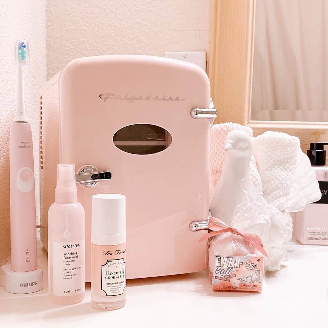 Philips Sonicareさんのインスタグラム写真 - (Philips SonicareInstagram)「We LOVE this #shelfie from @therosecovereddiaries! All pink everything, including the Philips Sonicare ProtectiveClean – which gives you a gentle clean that also whitens your teeth AND improves your gum health up to 100% more than a manual toothbrush. What color schemes are your favorite? Let us know in the comments below  . . . Share a #shelfie with your #PhilipsSonicare and tag us for a chance to be featured on our page!」12月18日 5時17分 - philipssonicare