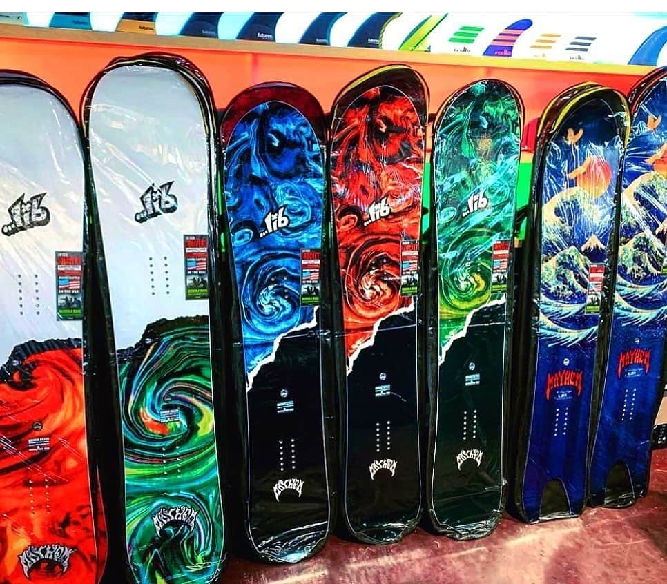 ロストさんのインスタグラム写真 - (ロストInstagram)「The new lineup of ...Lost x @libtechnologies snowboards are here! A note from @mayhemsurfboards_mattbiolos: This seasons selection feels like something special. A passion project dating back to my early teens, building snowboards in my parents garage off of Mountain Ave, starring up at Mt. Baldy with @618paul, excited to stand sideways sliding down the snow. They are a reflection of my adult life spent designing and building boards, chasing the passions of riding surf and snow.  ALL @libtechnologies boards ( surf and snow) are built in the USA 🇺🇸, adhering to the founders strict resolution to keeping the cleanest, least harmful, least polluting and re-cycle able construction and materials.  Im fortunate to be able to design the outlines, cambers and  general specs in @akushaper, then trust in master designer @cbbltrmgtrnz to fine tune my rudimentary renderings into works of art.  This years graphics are collaborative with a couple long time cohorts of mine, French alternative surfboard wizard @fantasticacid and my favorite all time graphic artist, @jimzapala...wrapped up with technical expertise of @awall77 .  Tested and developed with open ears to many great snow riders from Mammoth ( like @tubbsie167 and @sierratim @wave_rave ) to some of the PNWs finest.  All our boards feature a traditional, but shorter, camber bottom, with elongated, relaxed rockers in the nose and tail (for forgiveness) each uniquely positioned to balance with  the outline of the particular model.   L2R: #QuiverKiller 154 and 159 (All around modern, directional, wide-ish resort ripper, equally at home in the park or free riding natural terrain features ). .... #Rocket 152 157 161 ( Now  in its sixth year!  Beloved Surf style Groomer, mixed terrain n Pow utility tool) ....... #RetroRipper 156 166 ( Classic re-vamp on ‘70’s era, swallow tail powder machines, with a graphic and design nod to Japanese inspired surf stoked snow riding revolution. Glide and momentum are the game. Equally at home on low angle, early morning groomers as in the deepest of powder.  ..... Special thanks to @turtletater for the spiritual guidance.  ........ Small quantities available @catalystsanclemente」12月18日 5時24分 - lost9193