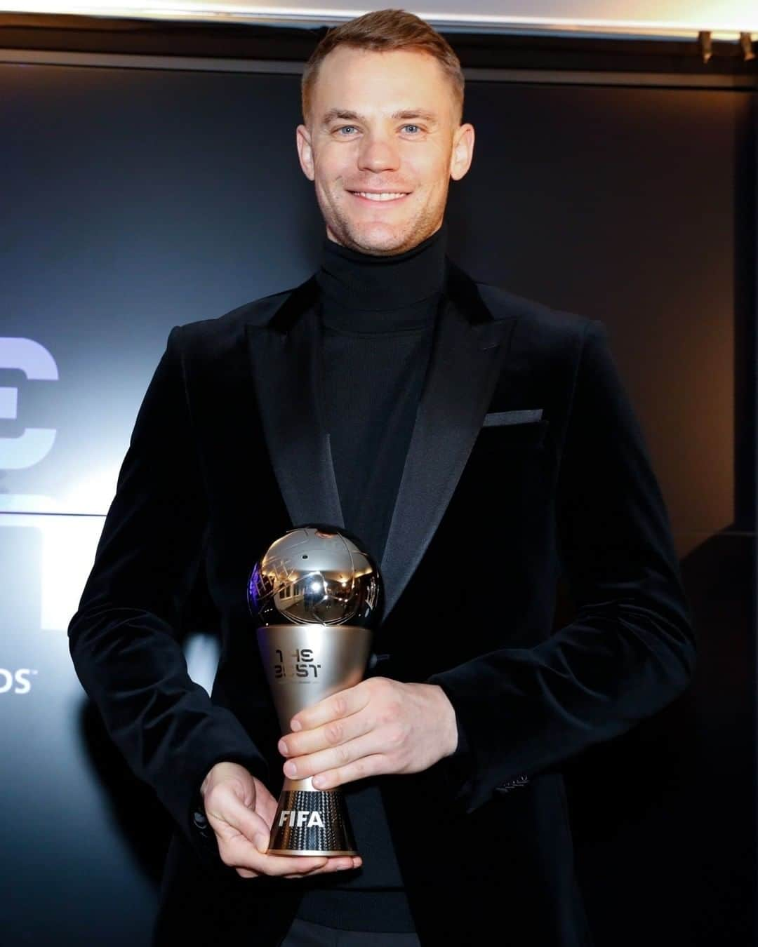 バイエルン・ミュンヘンさんのインスタグラム写真 - (バイエルン・ミュンヘンInstagram)「The 🐐 and his 🏆. @manuelneuer #TheBest #GOATkeeper  __________ #FCBayern #MiaSanMia #NeuerTheWall #packmas #SuitedByBoss」12月18日 5時24分 - fcbayern