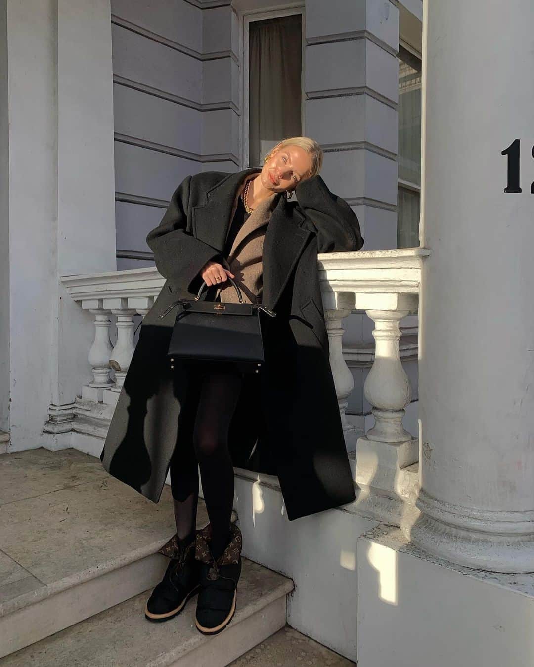 レオニー・ハンネさんのインスタグラム写真 - (レオニー・ハンネInstagram)「My feet are really happy 🖤 Anzeige/Tag @louisvuitton #lvpillowboots #louisvuitton」12月18日 5時25分 - leoniehanne