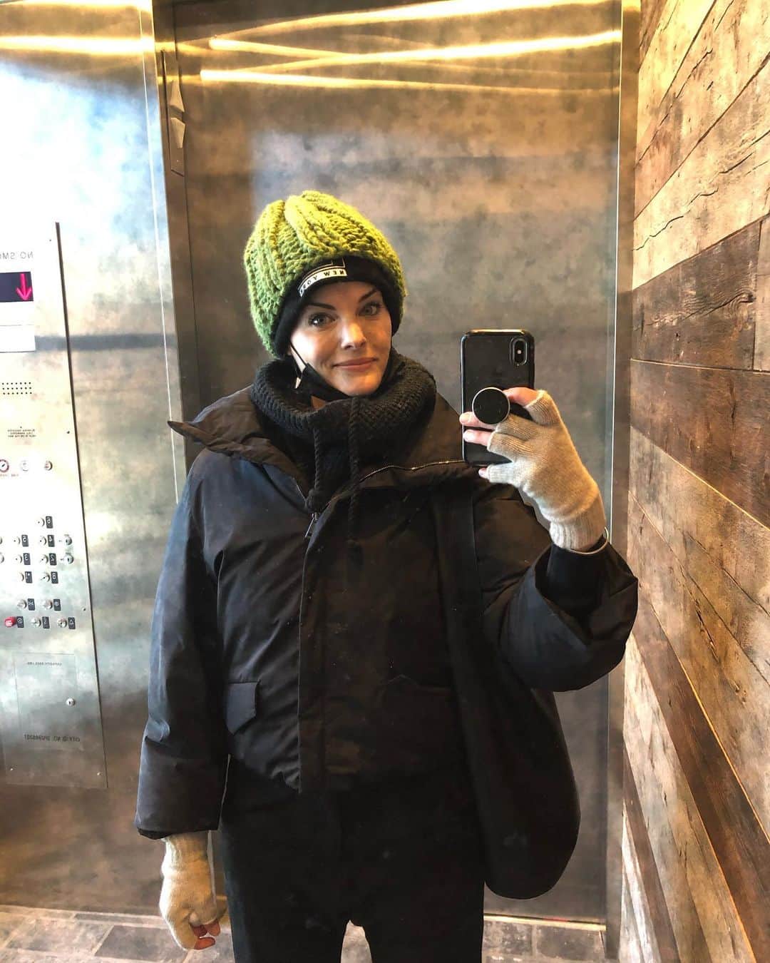 ジェイミー・アレクサンダーのインスタグラム：「Two hats. This snow weather calls for TWO HATS 🤩⛄️❄️🙌🏻 ....swipe to hear how it’s going 😂 🙈」