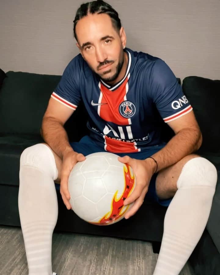 ショーン・ガルニエのインスタグラム：「Just got my picture in the middle of Dubaï ! Thank you @tiktok @tiktokarabofficial 🙌🙌🙌  #tiktok #commercial #freestyle #viral #seanfreestyle #urbanball #urbanballer #football #soccer」
