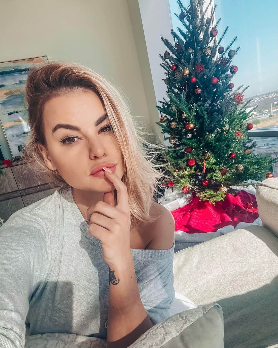 Anna Starodubtsevaのインスタグラム：「Как лечат ковид в сша 🤦‍♀️. Никак 🤷‍♀️. Привет дорогие мои! ⠀ Как вы заметили ,моя лента грустно пустеет 😔.Не знаю как это объяснить,но такое ощущение,что ковид реально способствует деградации мозга.Полная физическая и эмоциональная опустошённость и выматонность.Я чувствую неимоверную усталость и слабость. Все,что хочет делать мое тело-это лежать а мозг-НЕ ДУМАТЬ,ни в какой форме. Но пост не об этом. Расскажу вам немного о том,как лечат ковид в Америке. Как вы знаете из моих сторис,я переношу болезнь намного легче,чем мой мужчина. Неделю назад,когда у нас все было в самом разгаре,ему было очень плохо и мы поехали в пункт оказания скорой поищи,чтобы получить консультацию врача. На тот моменту меня уже был список лекарств,которые мне порекомендовали ВЫ,мои дорогие.Я получила много советов от моих подписчиков либо врачей или тех, кто победил эту болезнь, за что вам огромное Спасибо. Так вот первый поход к врачу не увенчался успехом,все мои вопросы о препаратах были с насмешкой отвергнуты.Я задавала кучу вопросов по существу,ни на один из них не получила ответ.Все я слышала,это то что министерство здравоохранения меняет правила каждую неделю и что протокол лечения не даёт никакой дельной информации и что если его кислород опустится ниже 92 надо срочно вызывать скорую 🤷‍♀️.Спасибо,очень информативно.  Не сделали ни одного анализа,ни Кате лёгких,ни рентген лёгких.Прописали ему стероиды и ингалятор, и отправили домой. Но так получилось,что сделали ошибку в рецепте 🤦‍♀️ и нам потребовалось 2 дня на то,что бы наконец получить ингалятор,тем временем ему становилось все хуже. Ещё через неделю температура повышалась и общее состояние только ухудшалось, кашель становился все хуже.Я забила тревогу,поехали в другой пункт оказания скорой помощи.Там доктор показалась более профессиональной, сделала ему рентген лёгких и заверила нас о том,что все ХОРОШО!!!Что он идёт на поправку и нам не о чем беспокоиться, однако,дала ему антибиотик.ТОТ САМЫЙ АНТИБИОТИК,который мне посоветовали ещё неделю назад и который предыдущий врач с насмешкой отвергла! Я внутренне успокоилась,доктор сказал что все Окей. Продолжение в карусели 👈👈👈 #anyastar_жизнь」