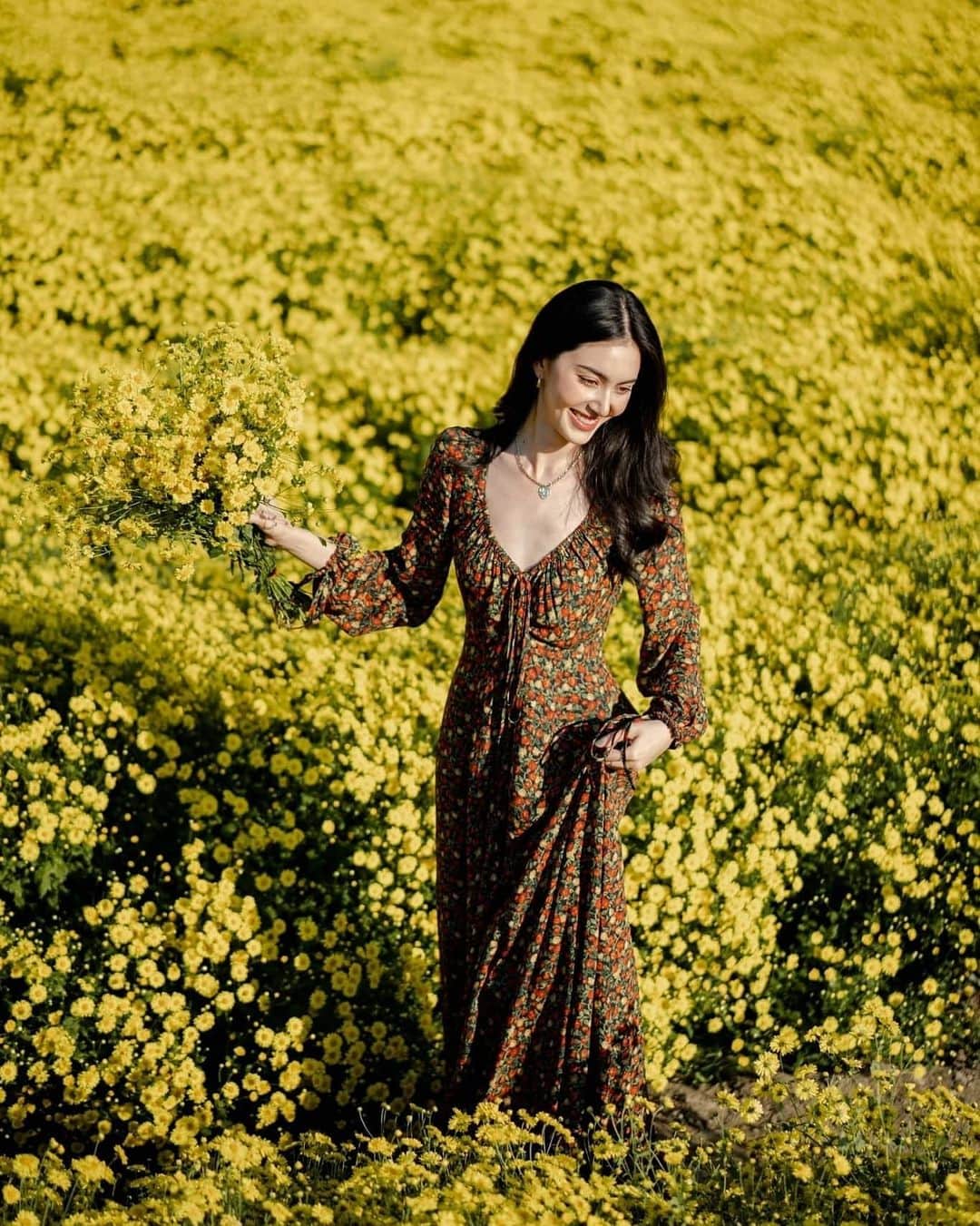 マイ・ダーウィカーのインスタグラム：「Dancing ❤️🌻」