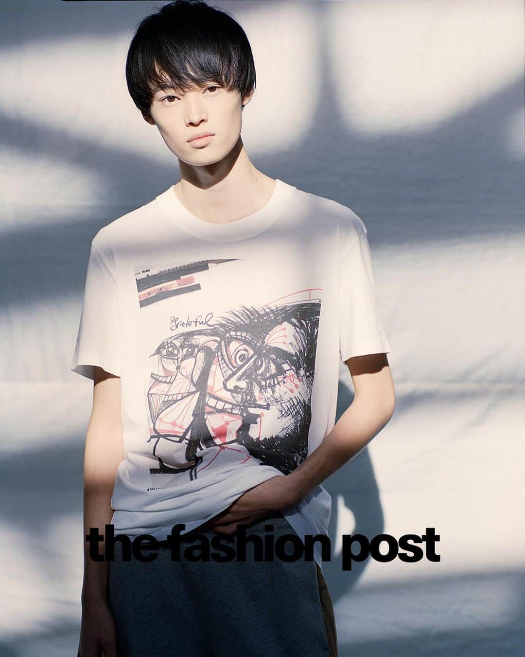 のインスタグラム：「#fashion Stella McCartney with Airu Kubozuka  『ステラ マッカートニーのマニフェスト「A to Z」 vol.2 窪塚愛流』  窪塚愛流がセレクトしたのは、アメリカの現代アーティスト George Condo (ジョージ・コンド) による「G」のアートワークがプリントされたTシャツ。  見方によって何人もの顔が浮かんでくるアブストラクトな作品に添えられたのは、感謝を意味する「Grateful (グレートフル)」。“全人類の団結”をシンプルにペンと紙で表現した作品を纏い、窪塚は「Grateful」を「幸せや愛、笑顔を呼ぶ言葉」だと語る。  model: Airu Kubozuka photography & videography: Michi Nakano stylist: Ayano Nakai hair & makeup: Keita Iijima video colorist: Sota Ito text: Manaha Hosoda edit: Daisuke Yokota & Manaha Hosoda  #TFP #TheFashionPost #StellaMcCartney #ステラマッカートニー #StellaAtoZ #AiruKubozuka #窪塚愛流 #GeorgeCondo #ジョージコンド」
