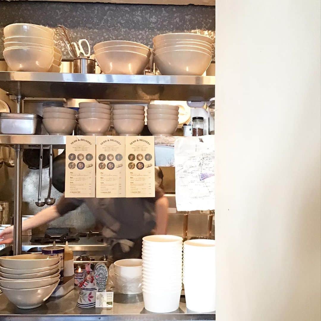 Pho 321 Noodle barのインスタグラム：「空高く澄み渡り　うつくしいfriday、ここくの麦入りジャスミンライスもしっとりと炊き上がり、間もなく海老とお野菜の揚げ春巻きこと‘NEM’も揚がります。  本日の生春巻きは　引き続き　北海道三野農園さんのイエロービートルート＆イエローキャロット、鹿児島の安納芋入り、ハーフサイズでもボリュームたっぷり、大切な方とのシェアがおすすめです👩‍🍳  11:30am opening 5:30pm last call 6pm closing、中休みなし、何時も通り、同時間で　chompyとUber eats ふたつのデリバリーサービスも稼働致します。  店頭でのpick upのお時間合わせ、出来立てをご用意するto go boxのご予約はこちらから☎︎03-6432-9586  本日のcomのお惣菜は　アスパラ菜のおひたし　水菜のオリーブオイル炒め　胡瓜ディル　紅白なます、comは　「豚ひき肉とレモングラスのピリ辛そぼろ🌶」「美桜鶏のヴェトナム🇻🇳風チキンライス」 「ヴェトナム🇻🇳風豚の角煮(トンポーロー)」の3種、各種トッピング(パクチー/炙りチキン/有機野菜/半熟味付きたまご)、ジャスミンライスの大盛りもできます💪  終日　安全第一で　こころ温かくお過ごし下さいませ。  today’s recommend:NEM for friday special,summer roll for sharing,pho/bun lovely veggie,3rd noodle,com(for here/to go/delivery) and tea time tailor tea  today’s opening bgm📻八星 from’世界’(2020)/ arca (LUCA&haruka nakamura )  #kitchenlabel #harukanakamura」