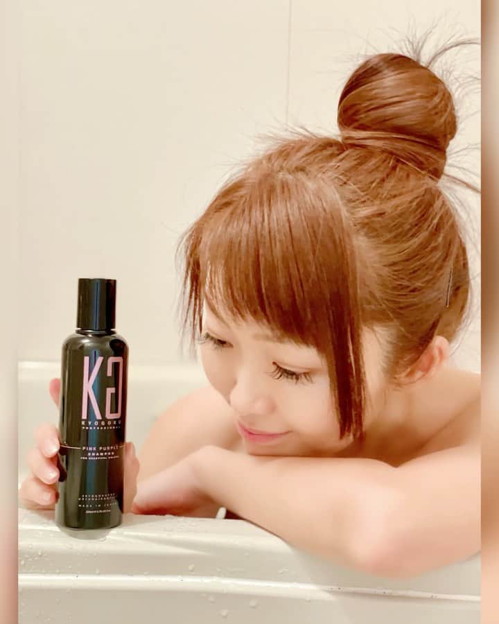のインスタグラム：「ヘアカラーしている方、必見♡ ▶▶▶ #kyogoku #ピンクパープルシャンプー (@kyogokupro_official) ‪‪🛁*。𓂃 𓈒𓏸◌‬ * 色に特化したシャンプーです❤️ ブリーチ後の髪に最適🧴💭 艶感と透明感を出してくれるだけじゃなく ピンク&パープルの色によって 色落ち感を和らげる事が出来るお助けアイテム♡ * なのでご覧の通り、シャンプーの色は 真っ赤な感じです👏🏻✨ * 香りはとっても上品で爽やかな感じの香りです💕 どおかな⁉️ 髪の毛、つやつやになってきたかな⁉️(ﾟ⊿ﾟ) ✼••┈┈┈┈┈┈┈┈┈┈┈┈┈┈┈┈••✼ #kyogokupro #irome #カラーシャンプー #kgカラーシャンプー #ムラシャン #京極琉 #salonryu #pr #🛁 #おうち時間 #お風呂美容 #ツヤ髪 #いい香り #おしゃれ #リラックス #美髪 #女子力 #美容 #美髪計画 #髪質改善 #バスタイム #bathtime #美容好きな人と繋がりたい #コスメ好きさんと繋がりたい #instabeauty #美髪ケア #haircare #京極流 ✼••┈┈┈┈┈┈┈┈┈┈┈┈┈┈┈┈••✼」