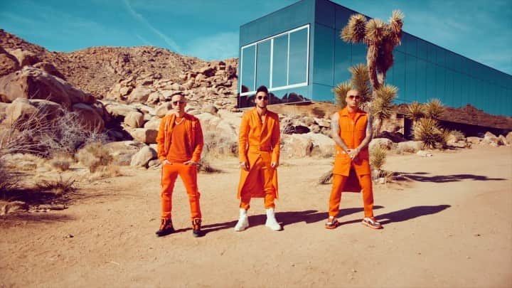 ヤンデルのインスタグラム：「PENDIENTE MAÑANA 6PM EST 👽🤴🏻👽 “UNA AVENTURA”  @wisinyyandel + @princeroyce @wisin @yandel / 🎥 @elasticpeople」