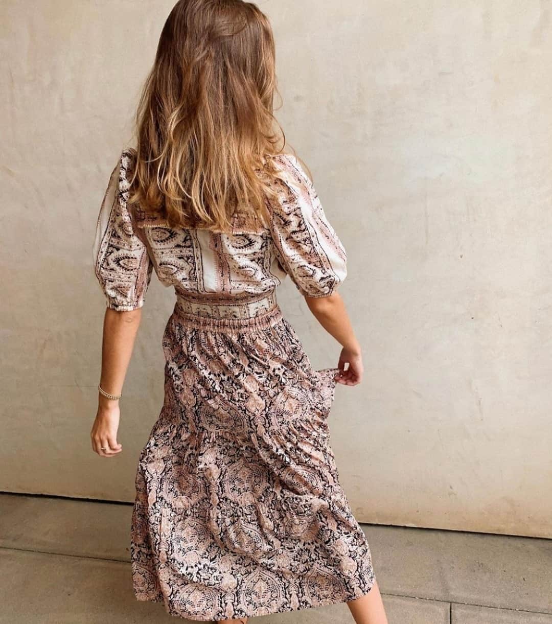 クレオベラのインスタグラム：「A tonal look for the holidays at home. One of our favorites via @wrightsmb Tap to shop...」