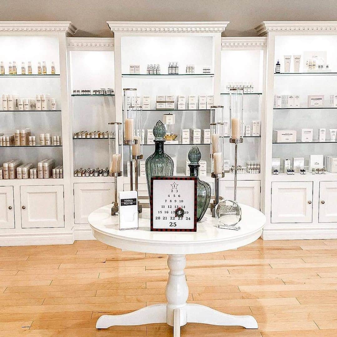 Biologique Recherche USAさんのインスタグラム写真 - (Biologique Recherche USAInstagram)「The Holiday Season is upon us! Treat yourself or your loved-ones to the Biologique Recherche glow with a treatment at @toska_europeanspa in Charlotte, NC.  Long time partner of @biologique_recherche, Toska Husted is considered one of the world’s leading experts in skincare. She is known for her passion and commitment to 'building better skin' and always providing her clients with the highest quality of services.  Her philosophy that skincare should be prescriptive, customized and consistent, as well as her keen eye for detail and her intuitive nature make her facials extraordinary.  Enjoy! • • #biologiquerecherche #holiday #holidayseason #gift #glow #glowingskin #toskahusted #facialist #skin #skincare #passion #expert #charlottenc #buildingbetterskin #wellness #wellnesswithbr #FollowYourSkinInstant #skininstant #treat #treatment #treatyourself #treatyourskin」12月18日 5時42分 - biologique_recherche_usa