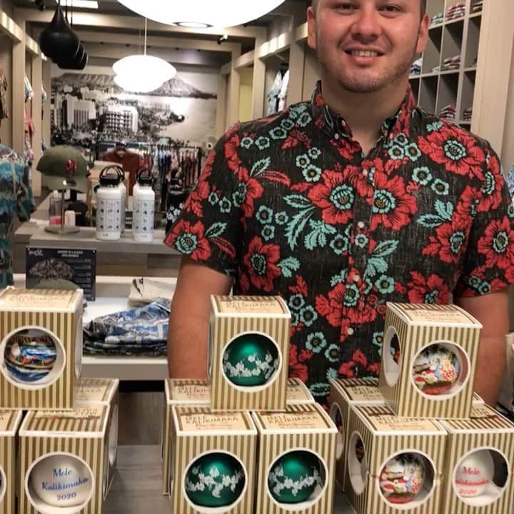 レインスプーナーのインスタグラム：「7 day countdown to Christmas. Gift with purchase , Peanuts in Hawaii shirt, Hawaiian Christmas Shirt, and Year of the Ox.」
