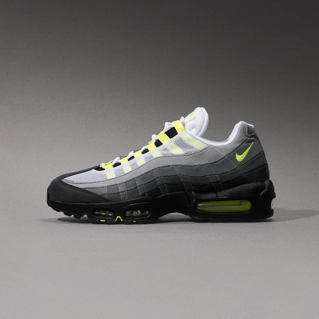 Flight Clubさんのインスタグラム写真 - (Flight ClubInstagram)「The Air Max 95 OG ‘Neon’ 2020 reprises the silhouette’s OG colorway, using signature greyscale construction in combination with Neon Yellow eyelets and branding accents throughout the design, rounded out by reflective detailing.」12月18日 5時45分 - flightclub